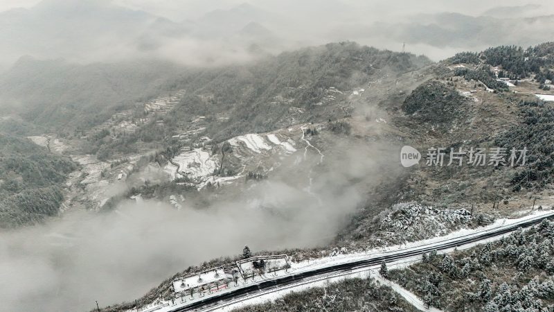 重庆酉阳：大雪纷飞赏雪忙