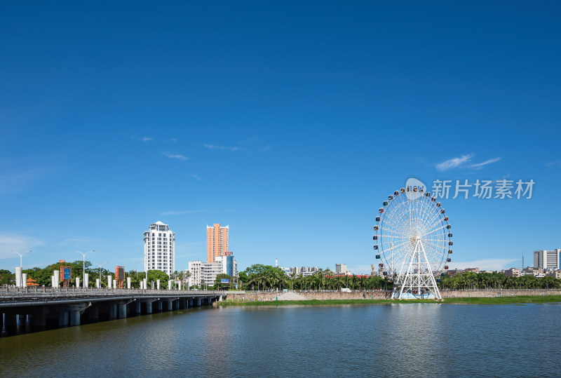 河畔摩天轮与城市建筑景观