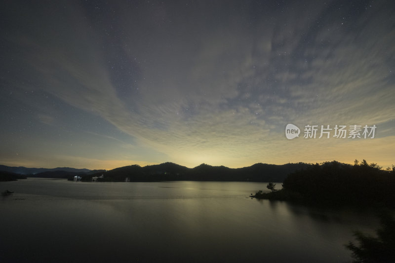 星空下的湖水与群山夜景