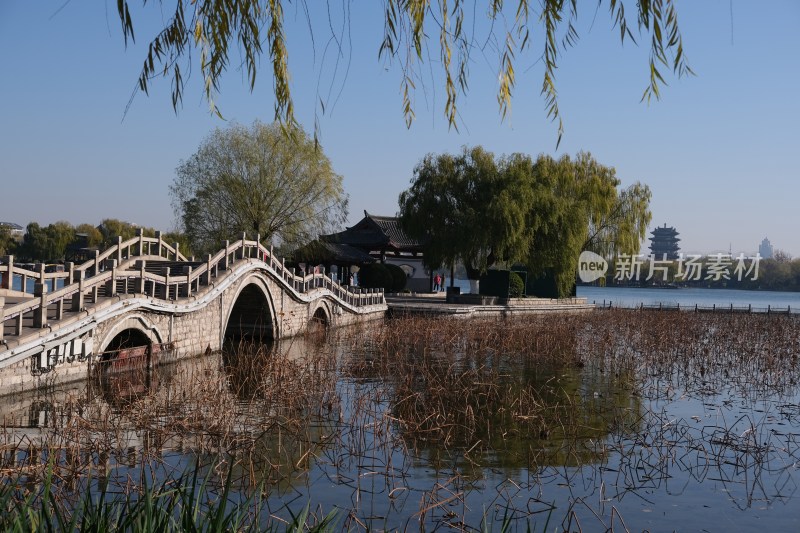 中式石桥湖畔风景