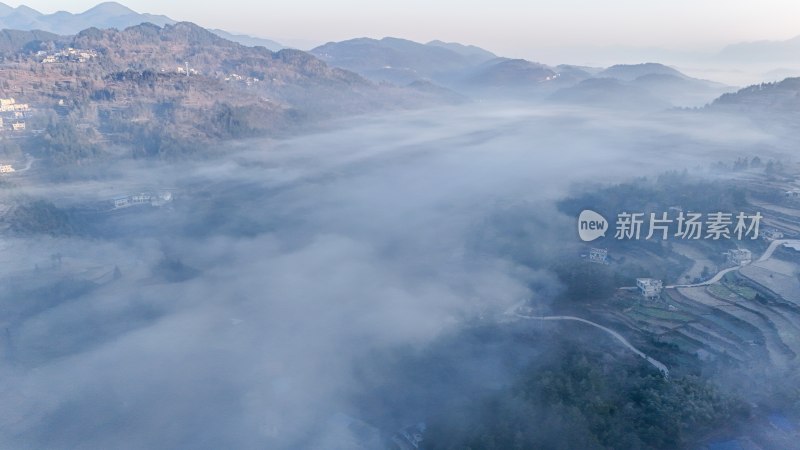 重庆酉阳：雾锁青山村庄靓