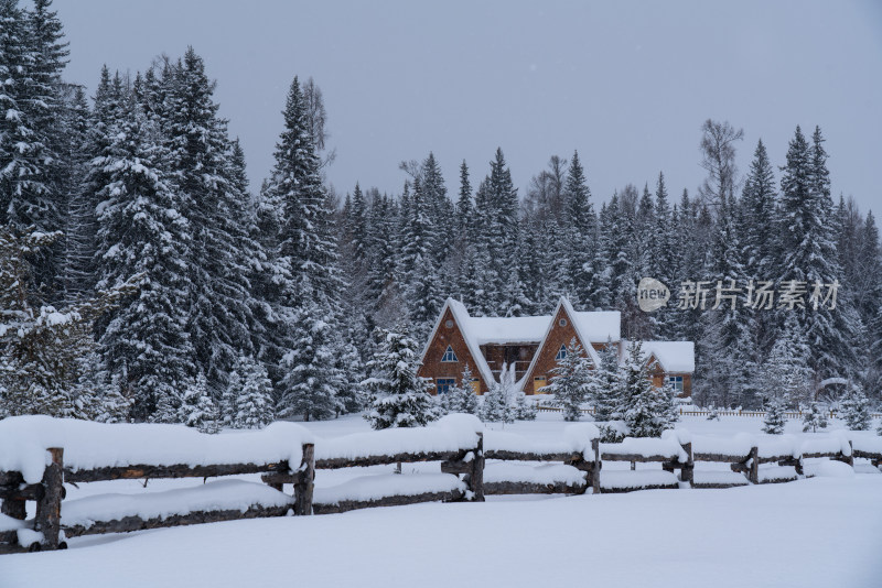 新疆喀纳斯大雪中的尖顶木屋