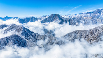 四川成都西岭雪山上空的云海群山航拍