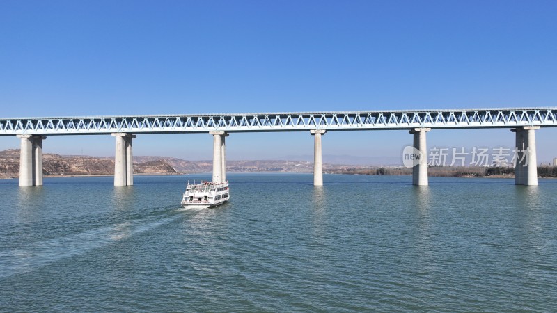 三门峡浩吉铁路 黄河天鹅号游轮