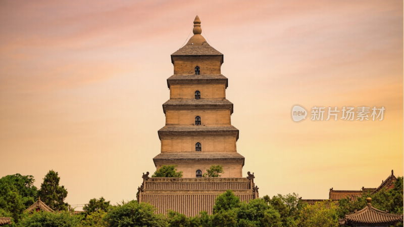 大雁塔前开阔广场上的游客景象