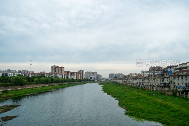 城市中一条河两岸建筑的风景