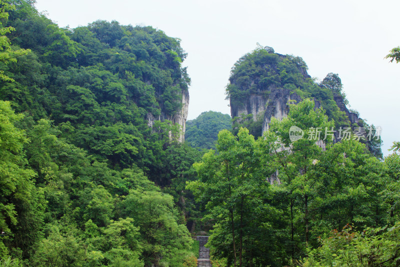 山峰云雾喀斯特风景自然户外