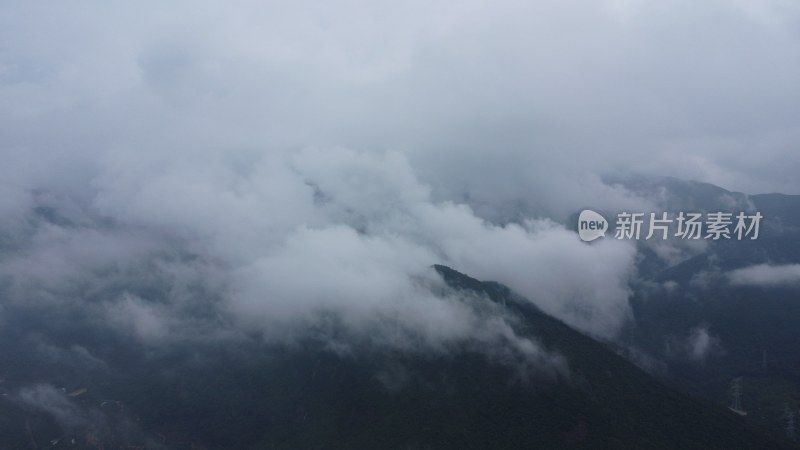 广东东莞：雨后银瓶山上空出现云海