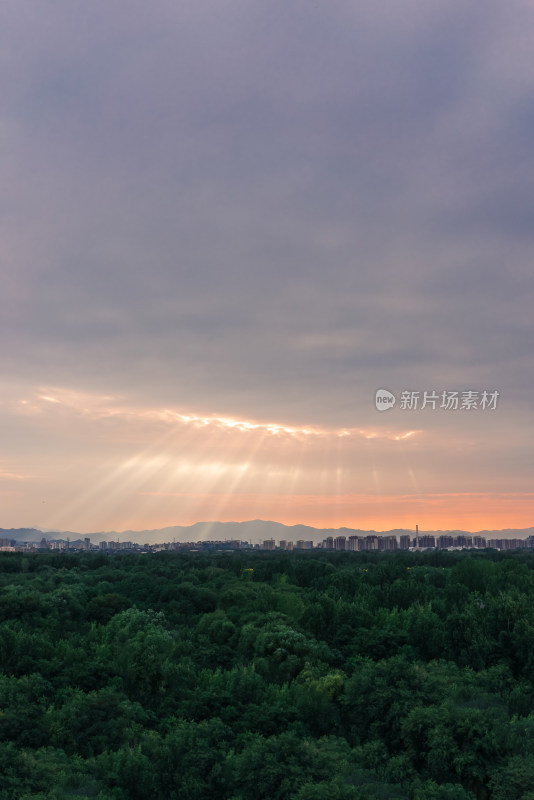 北京夏天傍晚天空美丽的晚霞