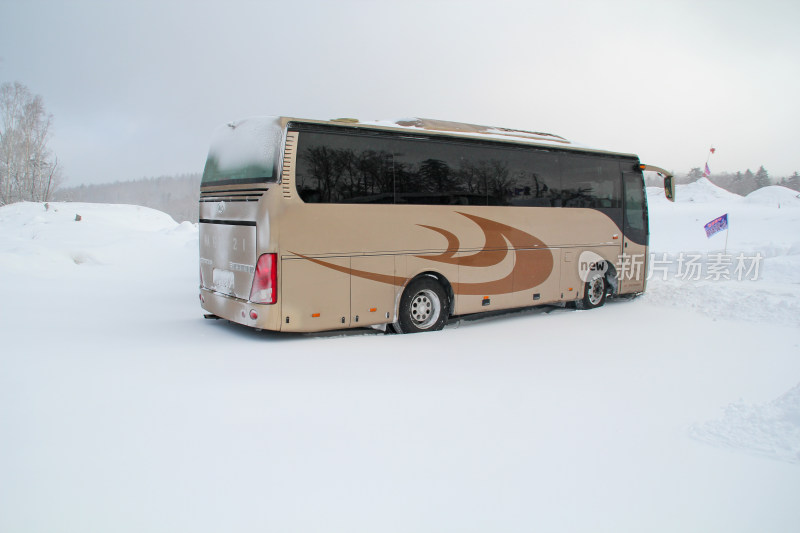 雪地上停放的大型旅游巴士