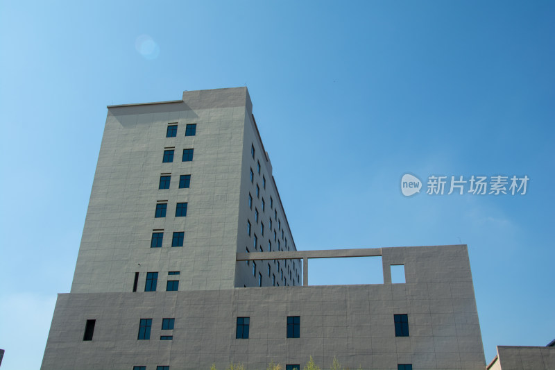 现代灰色大楼仰拍视角