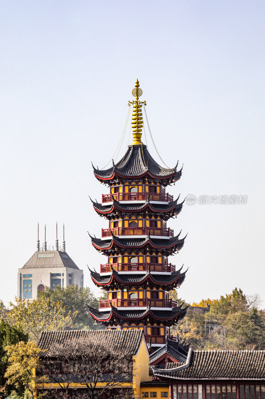 古今建筑融合南京古鸡鸣寺紫峰大厦古今同框