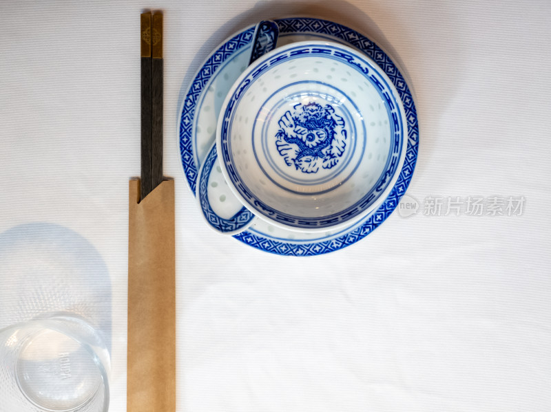 新派中式餐厅的优雅餐桌布置