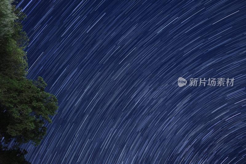 深蓝色夜空下的星轨景象