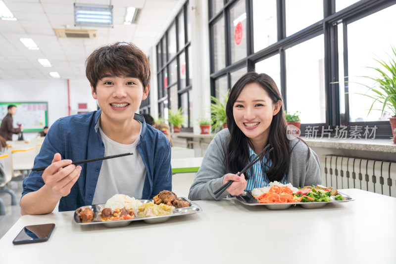 大学生在食堂里用餐