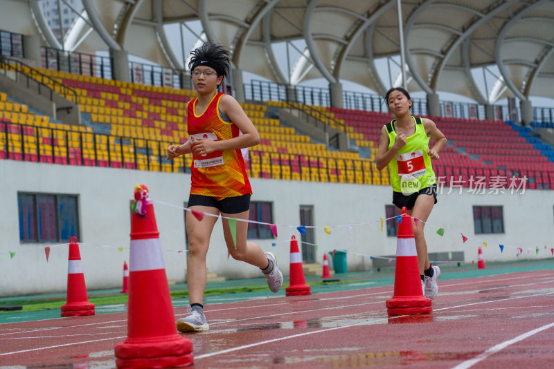 运动场上田径比赛运动员跑步