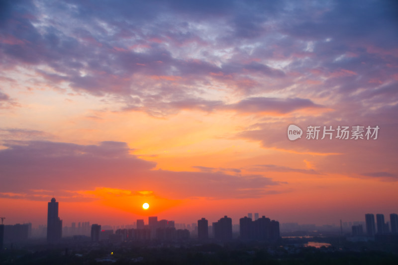 朝霞中的都市剪影