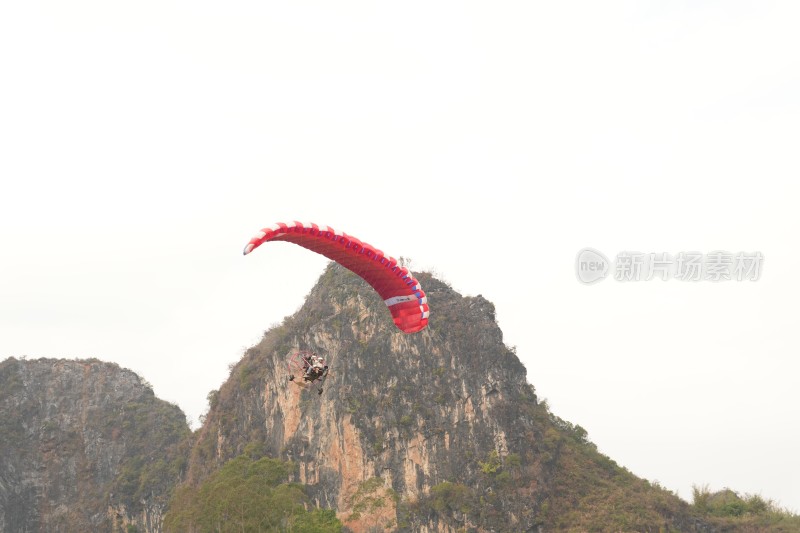 山间伞翼滑翔运动的精彩瞬间