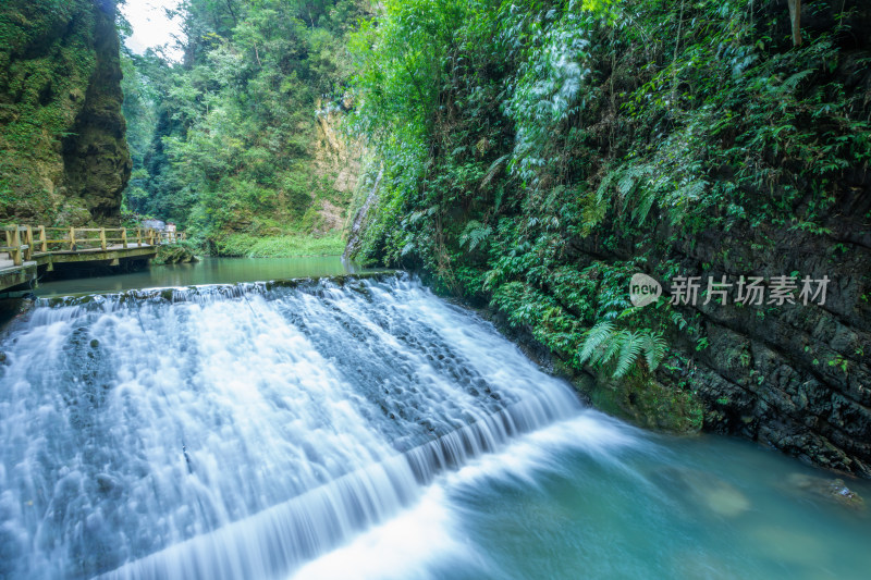 重庆黑山谷的瀑布水流景观