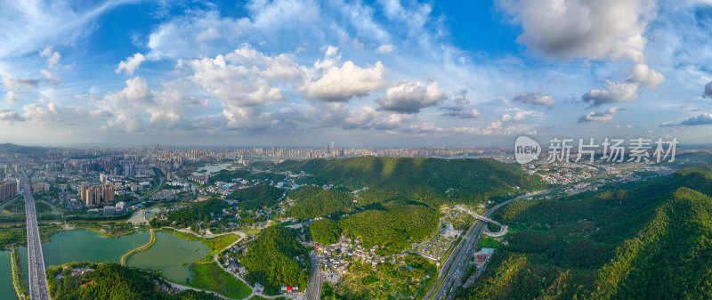 全景视角下的长沙城市景观与河流风光