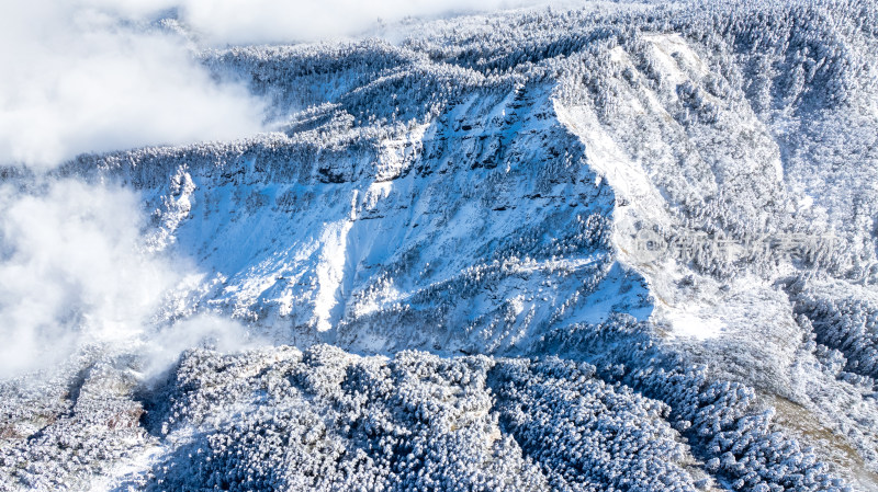 成都西岭雪山景区的阴阳界航拍特写