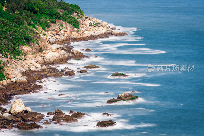 海边岩石与海浪的美丽自然景观