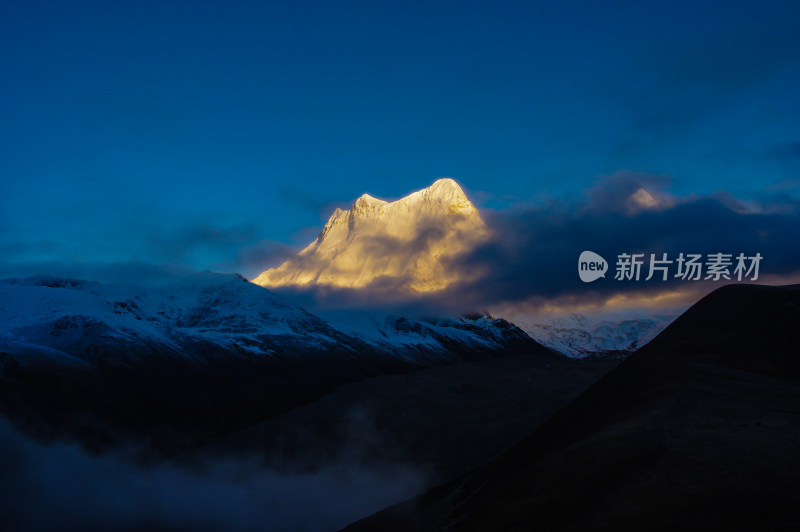 雪山库拉岗日日照金山