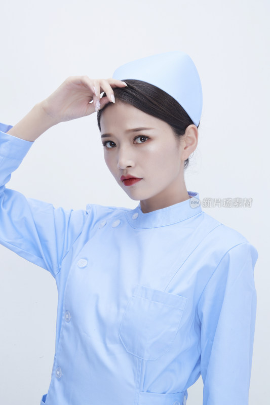 身穿蓝色护士服展示各种表情的漂亮女护士