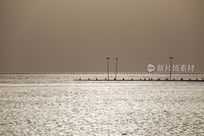 山东日照灯塔景区海上雾色日出景观