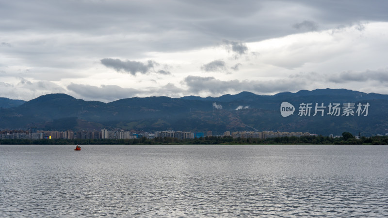 四川凉山彝族自治州西昌邛海阴天景色