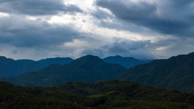 日落时耶稣光照在群山的美丽风景