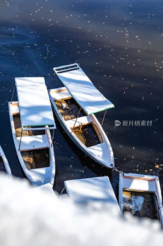 雪后的济南泉城公园游船景观