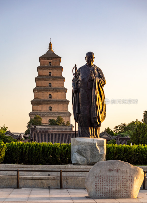 清晨的西安大雁塔大雁塔南广场玄奘雕塑景观