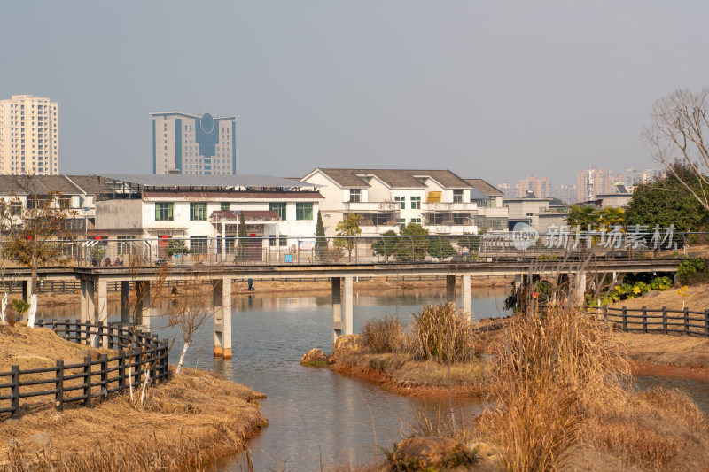 乡村小河上的桥梁及周边建筑风景