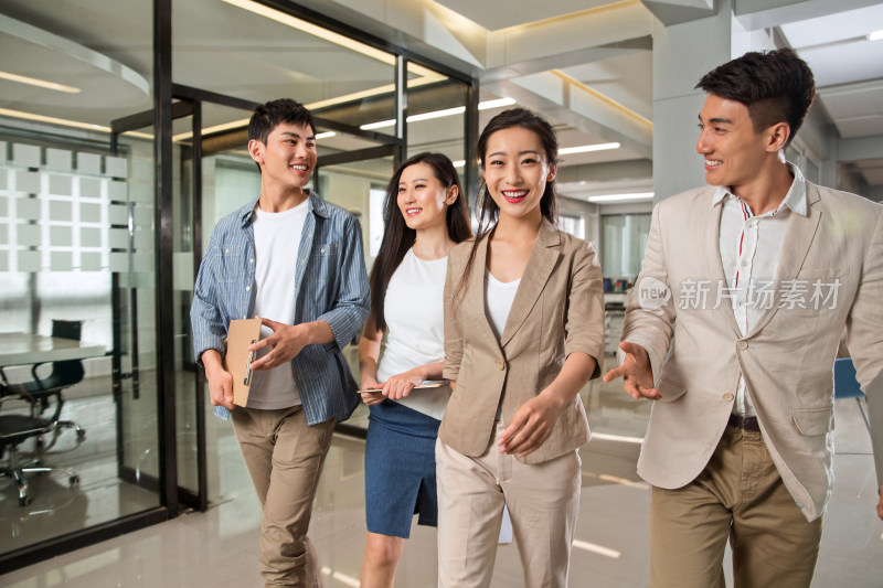 商务男女在办公室