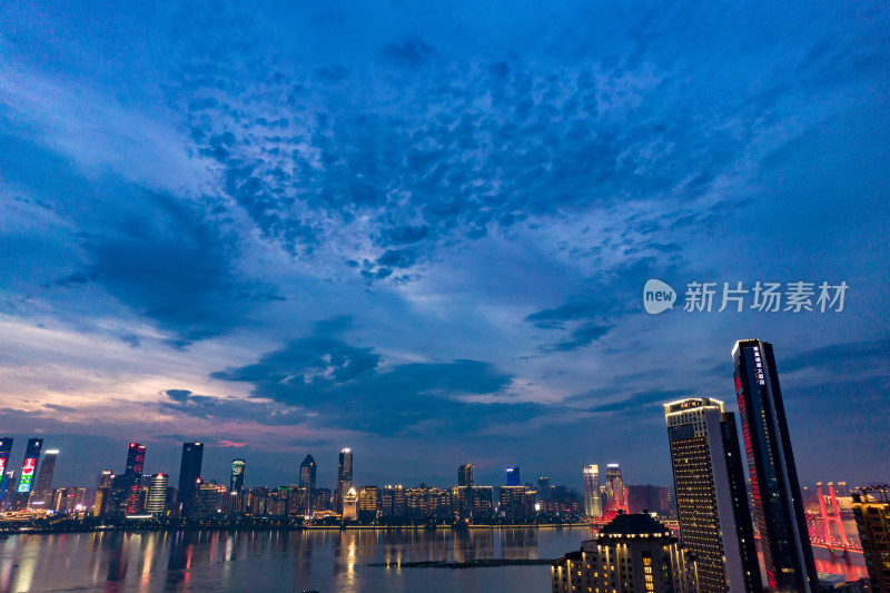 江西南昌夜幕降临夜景航拍图