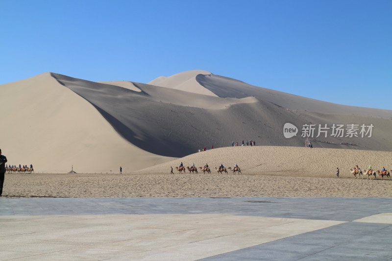 甘肃鸣沙山沙漠风光/骆驼队/旅游/户外风景