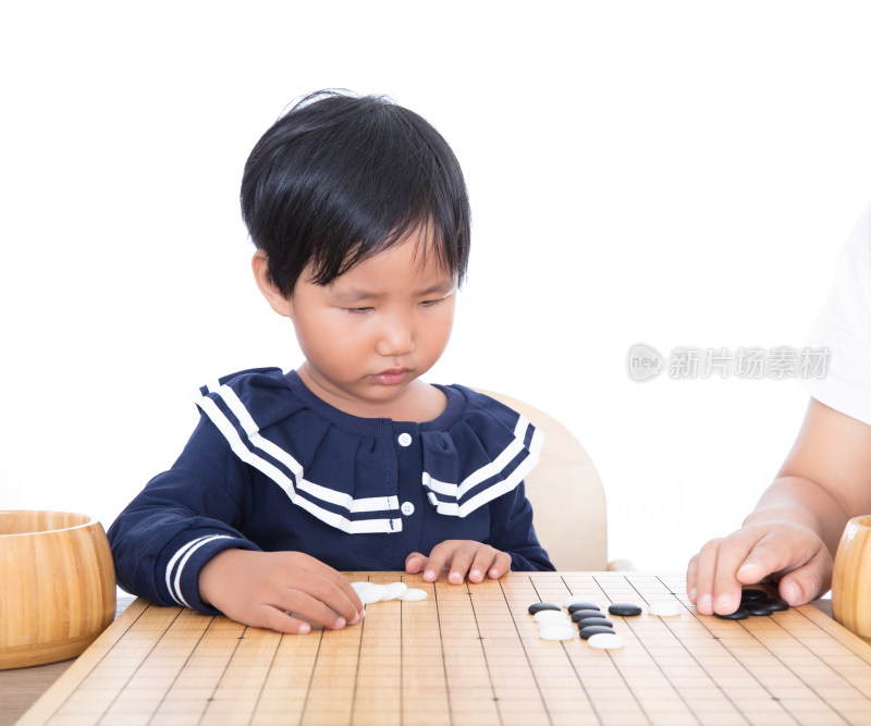 中国小姑娘在老师的辅导下学习围棋知识