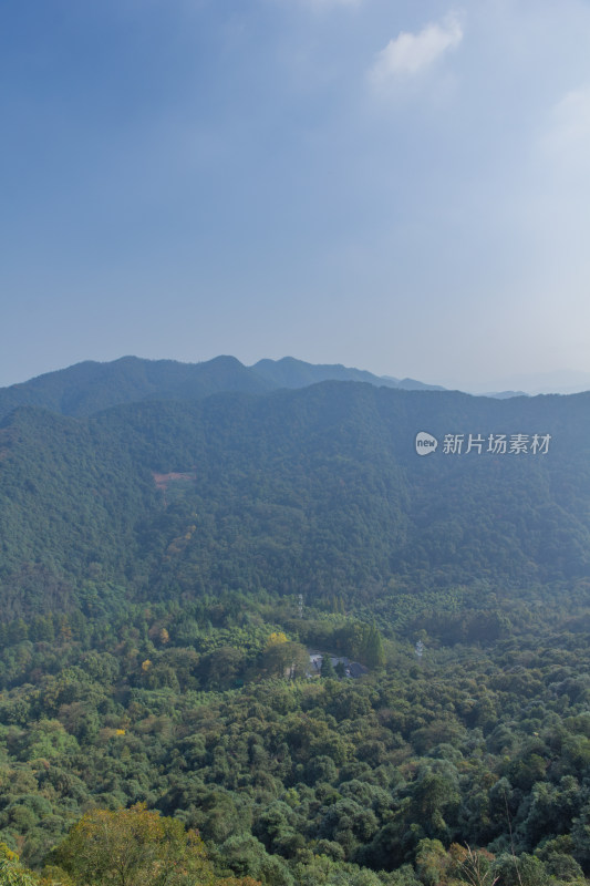 杭州午潮山远景处点缀着村落的自然风光