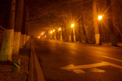 夜晚城市马路上没有人