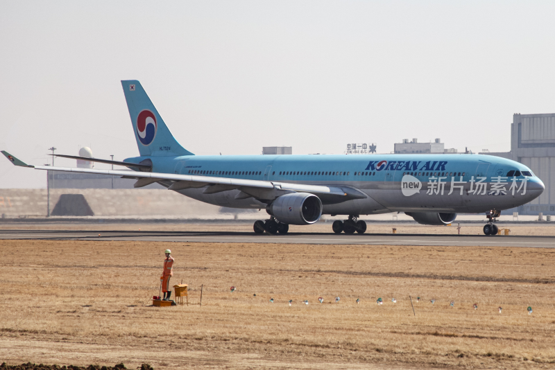 韩国航空飞机于机场跑道场景