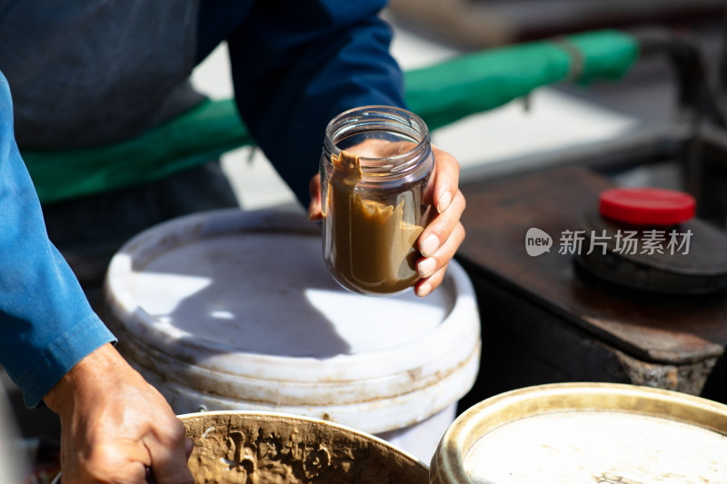 往瓶子里装入芝麻酱