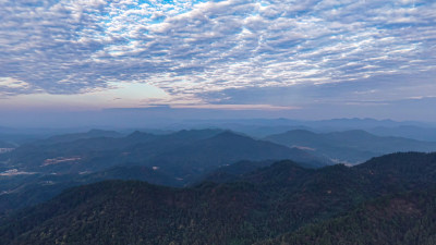 连绵起伏山川清晨航拍图