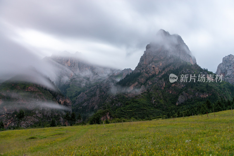 云雾缭绕的山峰