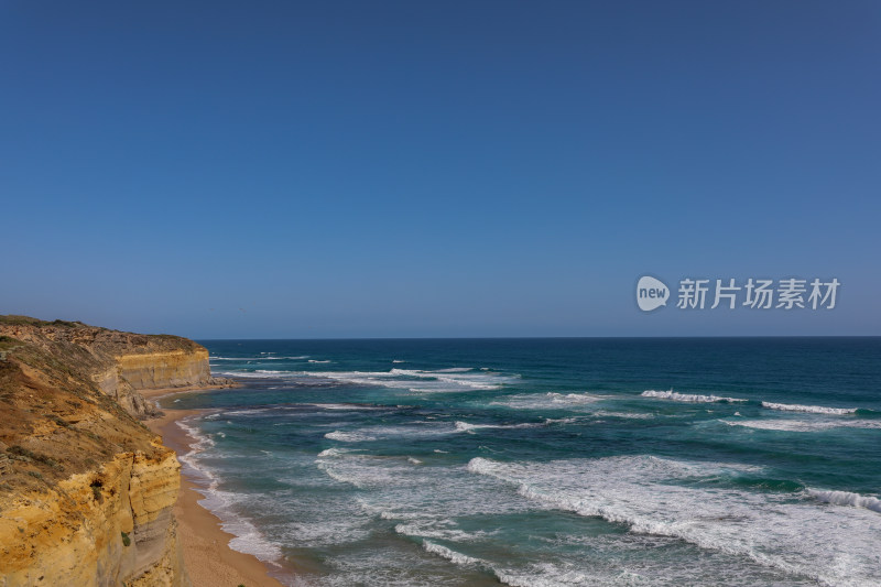 澳大利亚大洋路蓝天映衬下的海滩景色