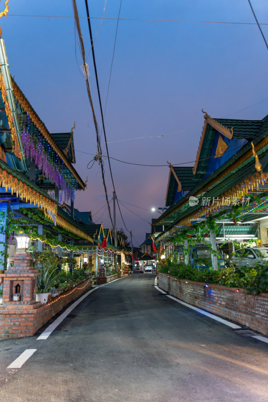 傣族寨子里晚上的街景