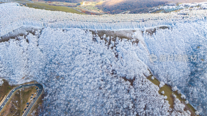 航拍雪后山林全景，银装素裹美如画卷