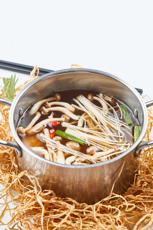 不锈钢汤锅装的火锅汤底山珍菌汤