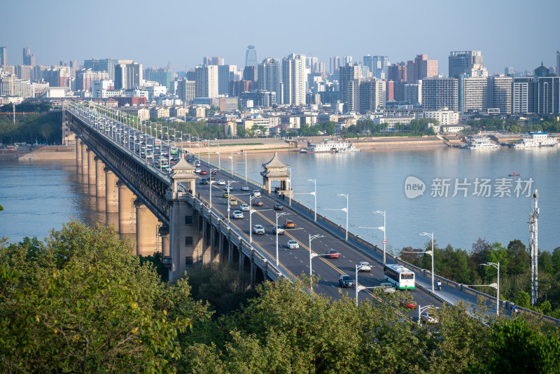 城市中车水马龙的武汉长江大桥全景