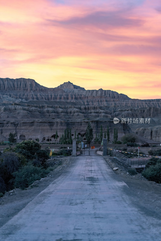 西藏阿里地区古格王朝文化遗迹戈壁丹霞地貌